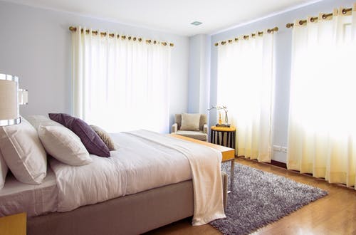 Lingkungan tidur yang nyaman juga dapat membantu kamu agar cepat tidur (Foto: pexels/Mary Whitney)