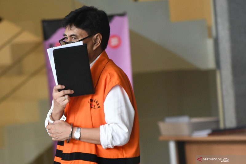 Tersangka Direktur Utama PT CMI Teknologi (CMIT) Rahardjo Pratjihno menutupi wajahnya dengan buku usai diperiksa di Gedung KPK, Jakarta, Selasa (10/3). ANTARA FOTO/Aditya Pradana Putra/aww.