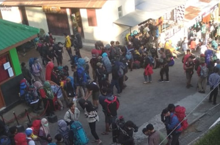 Viral Ribuan Pendaki Gunung Lawu Berjubel di Pintu Masuk Pendakian Candi Cetho