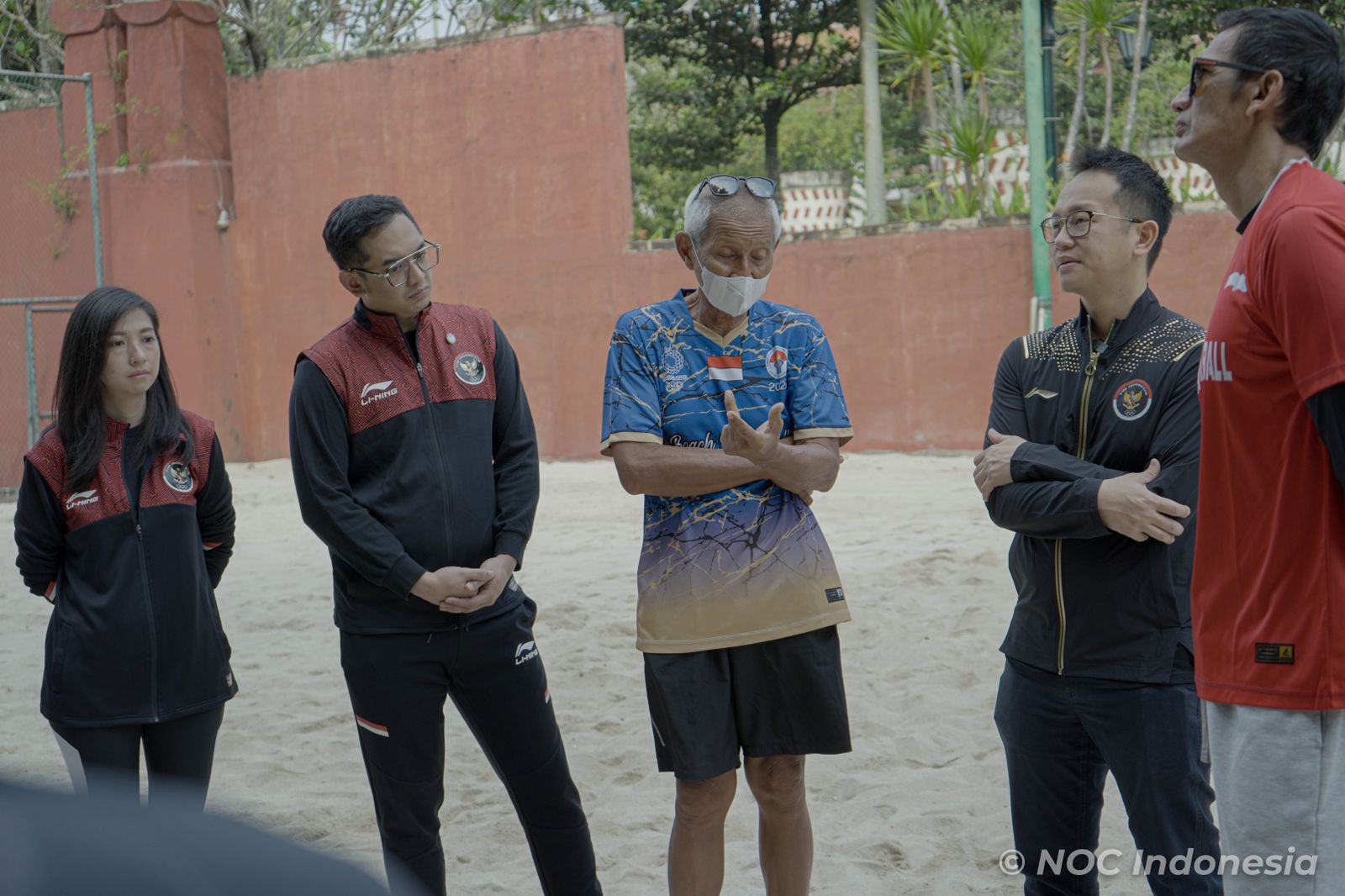 Chef de Mission (CdM) SEA Games Kamboja 2023 Lexyndo Hakim mengunjungi pelatnas voli pantai putri di Hotel Lor In, Solo. Foto: NOC Indonesia