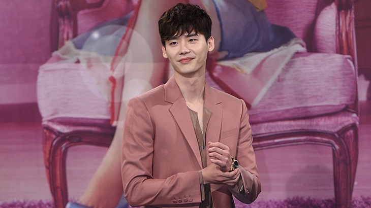 Lee Jong Suk Enggan Segera Masuk Wajib Militer