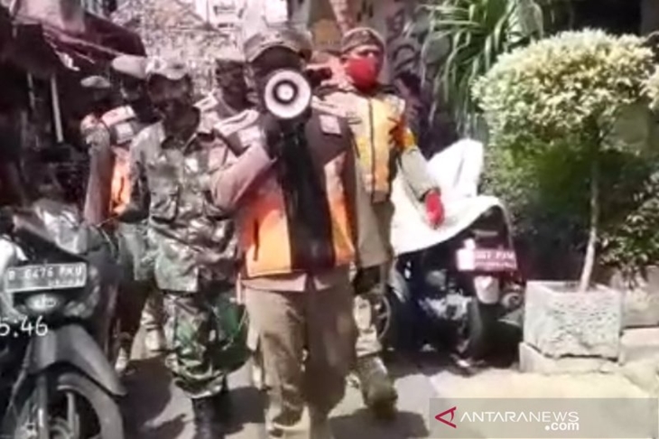 Petugas Satpol PP Jakarta Pusat menyampaikan imbauan Seruan Gubernur 14/2020 di Tanah Tinggi, Senin (17/8/2020). (ANTARA/HO/Satpol PP Jakarta Pusat)