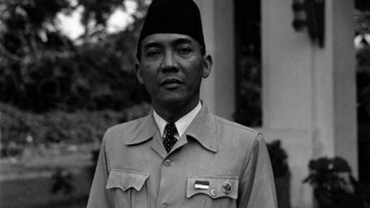 Saat Sesosok Makhluk Muncul di Foto Soekarno dan Kabinetnya