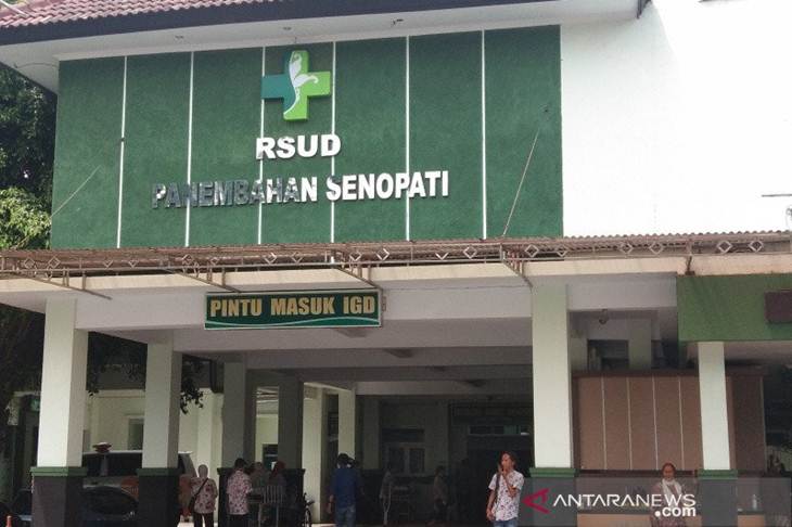 Dua dari tiga pasien yang dikonfirmasi positif terserang COVID-19 di Kabupaten Bantul, Daerah Istimewa Yogyakarta, menjalani perawaran di RSUD Panembahan Senopati Bantul. (ANTARA/Hery Sidik)