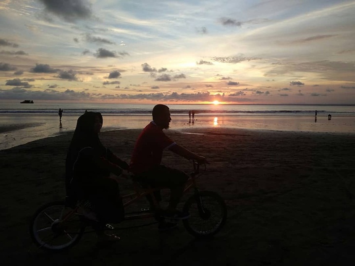 Pengunjung bersepeda di Pantai Pangandaran. (Foto: instagram.com/dhanirfauzi)