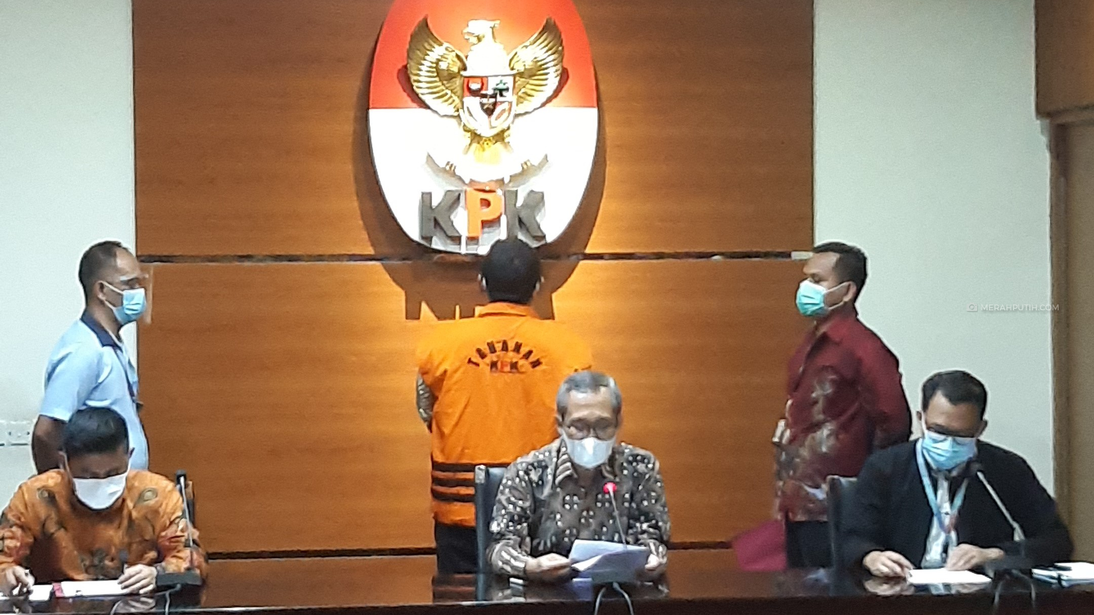KPK menetapkan Bupati Bandung Barat Aa Umbara Sutisna sebagai tersangka kasus dugaan suap terkait pengadaan barang tanggap darurat bencana pandemi COVID-19. Foto: MP/Ponco