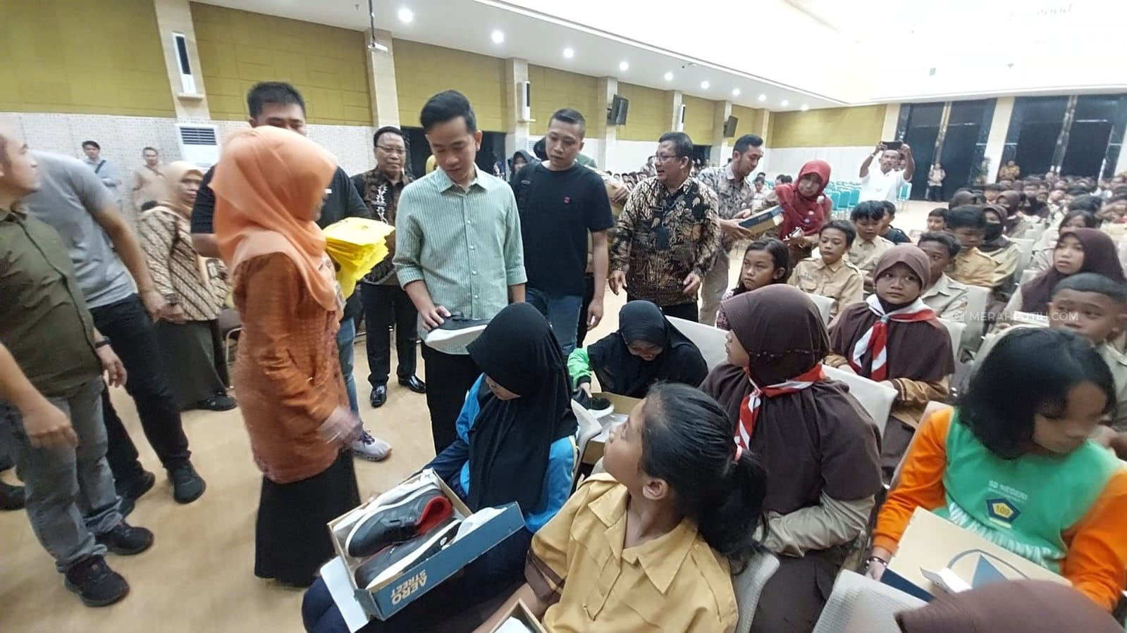 Bagikan Sepatu ke Siswa Miskin, Gibran Pastikan Anak Sekolah Jadi Perhatian Khusus
