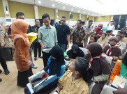 Bagikan Sepatu ke Siswa Miskin, Gibran Pastikan Anak Sekolah Jadi Perhatian Khusus