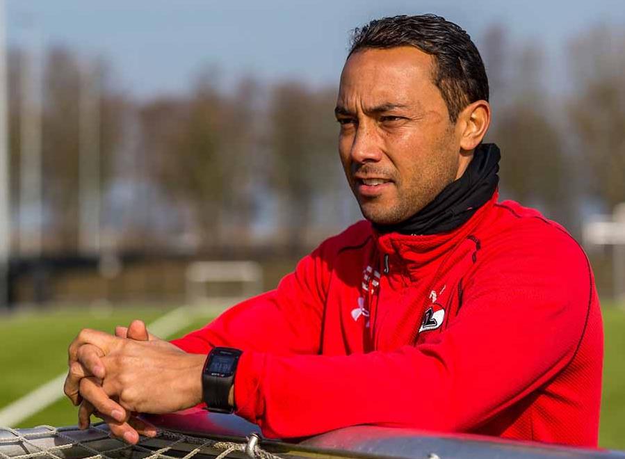 Profil Denny Landzaat, Calon Asisten Pelatih Timnas Indonesia Berdarah Maluku