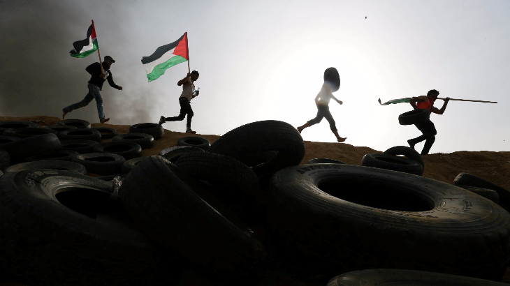 Warga Palestina berlari dikejar tentara Israel