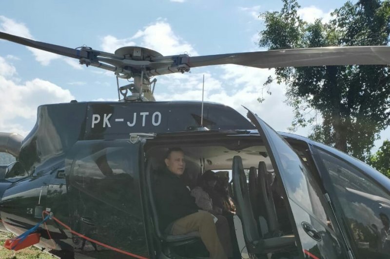 Ketua KPK Firli Bahuri menggunakan helikopter mewah saat perjalanan dari Palembang ke Baturaja, Sumatera Selatan, Sabtu (20-6-2020). (Foto: ANTARA/HO-MAKI)