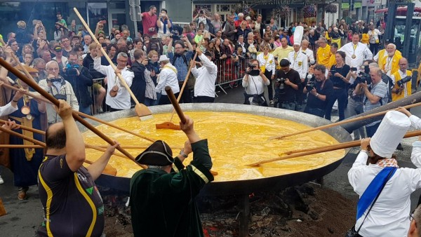 Tradisi unik di Belgia: Masak Telur Dadar Raksasa Ramai-Ramai