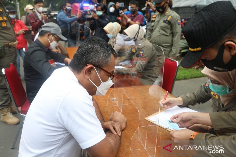 Ketiga pengendara moge Harley Davidson yang melanggar aturan ganji-genap di Kota Bogor disanksi administratif Sabtu (13/2/2021). (Foto: Antara)
