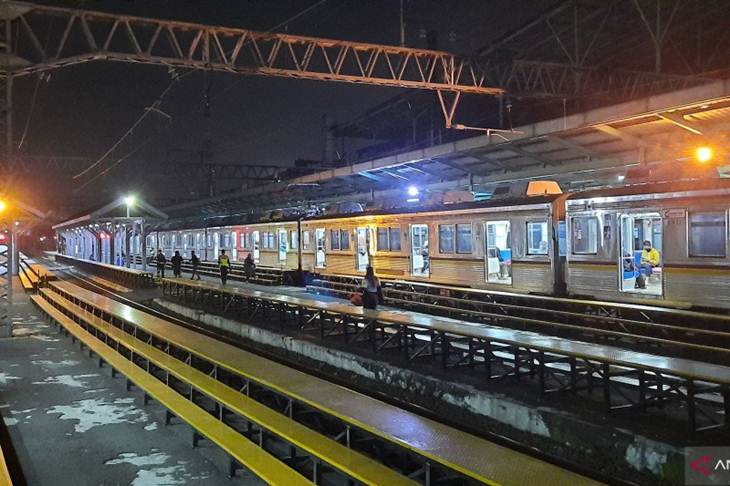 Suasana Stasiun Manggarai, Jakarta setelah jam operasional kereta berakhir pukul 19.00 WIB, Jumat (17/4/2020) (ANTARA/Laily Rahmawaty)
