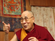 Dalai Lama Rilis Album Pertamanya yang Berisikan Mantra-Mantra