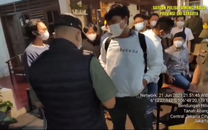 Satpol PP DKI Jakarta melakukan pendisiplinan kebijakan jam malam terhadap kafe di Jalan Danau Limboto, Jakarta Pusat, Senin (21/6) malam. (Foto: MP/Satpol PP DKI)