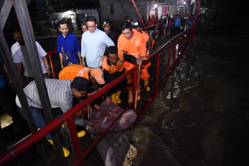 Anies pantau banjir di Cipinang Melayu. (Foto: Antara)