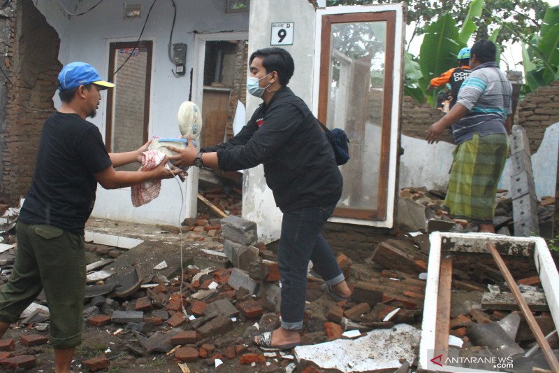 Jokowi Tinjau Lokasi Terdampak Gempa di Malang Jawa Timur