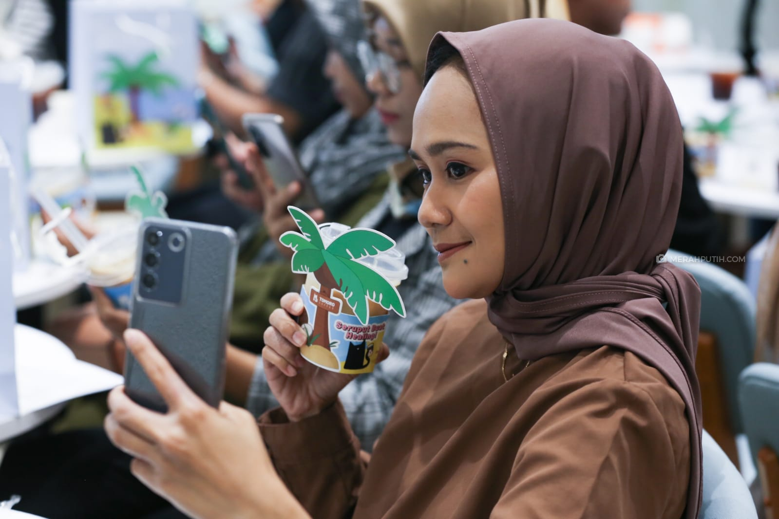 Menyesap Kesegaran Es Coffee Latte Berpadu Susu Kelapa Asli