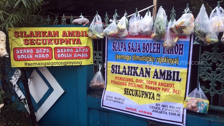 Enggak Cengeng, Warga Ceger Malah Berbagi di Masa Sulit