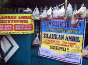 Enggak Cengeng, Warga Ceger Malah Berbagi di Masa Sulit