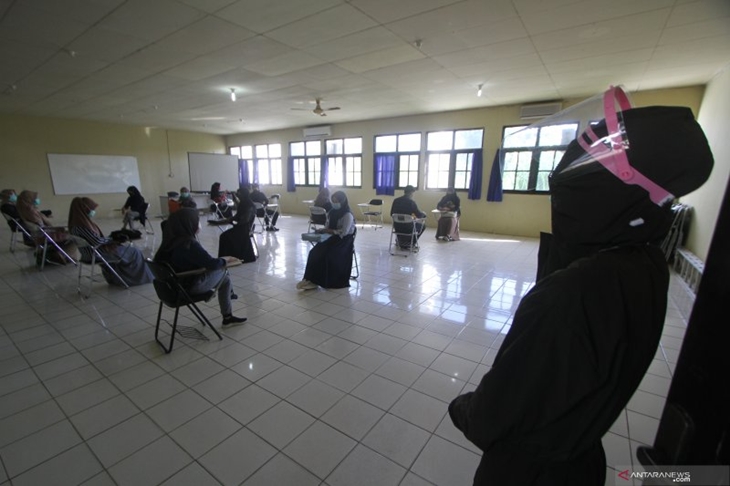 Peserta UTBK SBMPTN di ULM wajib mematuhi protokol kesehatan mencegah COVID-19. (ANTARA/Bayu Pratama Syahputra)