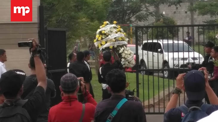 Karangan Bunga Terus Berdatangan ke Rumah Jupe