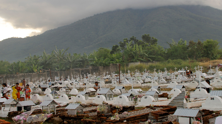 Paskah, Warga Palangka Raya Bermalam di Makam Keluarga  
