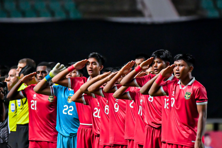 Para pemain Timnas Indonesia U-17 melakukan hormat saat menyanyikan lagu kebangsaan di Stadion Pakansari, Bogor, Senin (3/10) malam WIB. (BolaSkor.com/Paulus Dwi Arde Nugroho)