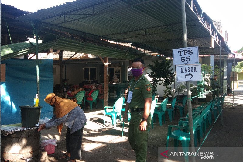 Pemungutan suara di salah satu TPS dalam Pilkada Bantul, DIY. ANTARA/Hery Sidik