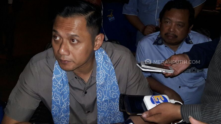 Agus Harimurti Yudhoyono didampingi Ketua DPP Partai Demokrat Herman Khaeron saat jumpa pers di Cirebon. (MP/Mauritz)