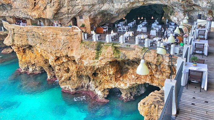 Ada di Tebing Pinggir Laut, Grotta Palazzese Lokasi Paling Hits bagi Food Traveller