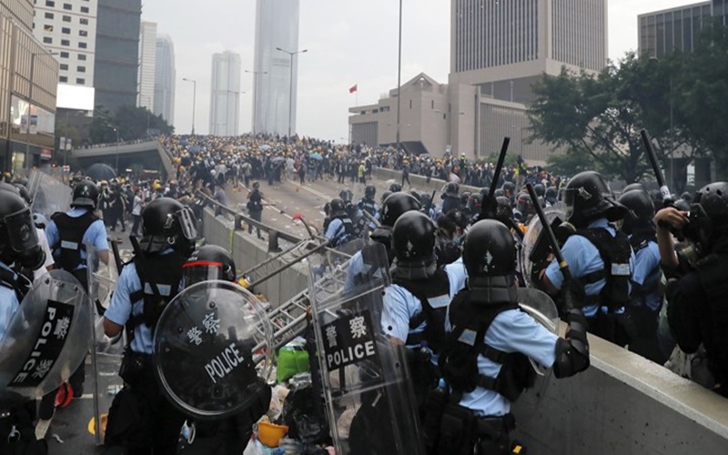 Bentrok antara demonstran dengan polisi di Hong Kong