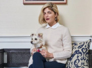 Unggah Perjuangan Memakai Makeup bagi Penderita MS, Selma Blair Dipuji-Puji