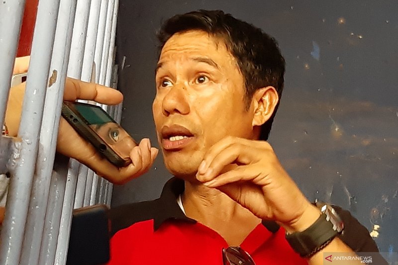 Anggota Komite Eksekutif (Exco) PSSI Yunus Nusi memberikan keterangan kepada media di Stadion Brawijaya, Kediri, Jawa Timur, Sabtu (22/6). (Michael Siahaan)	