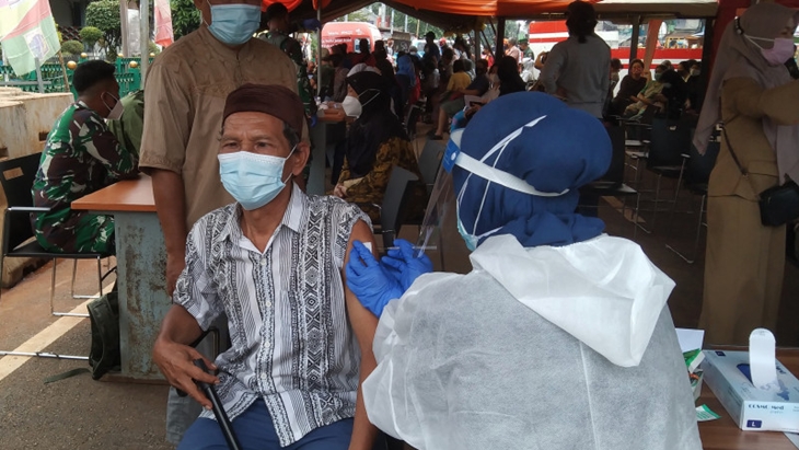 Petugas medis menyuntikkan vaksin COVID-19 kepada warga di Stasiun Manggarai, Jakarta Selatan, Selasa (13/7/2021). ANTARA/Dewa Ketut Sudiarta Wiguna
