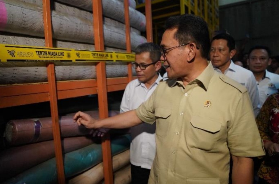 Kemendag Segel Kain Gulungan Ilegal di Jakut Senilai Rp 90 Miliar