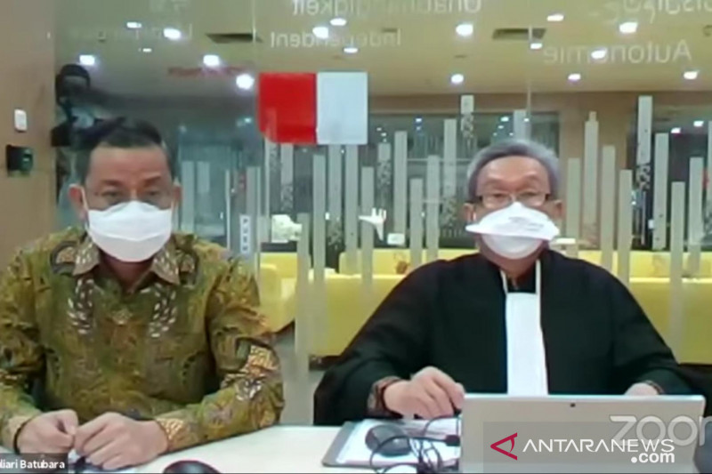 Mantan Mensos uliari Batubara dan penasihat hukumnya Maqdir Ismail mengikuti sidang pembacaan vonis dari Gedung Pusat Edukasi AntiKorupsi KPK, Jakarta, Senin (23/8). ANTARA/Desca Lidya Natalia