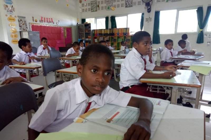 Aktivitas belajar-mengajar siswa di SD Taruna Papua Timika milik Yayasan Pemberdayaan Masyarakat Amungme dan Kamoro (YPMAK) yang dikelolah oleh Yayasan Pendidikan Loqon sebelum COVID-19 melanda Mimika. (ANTARA/Evarianus Supar)