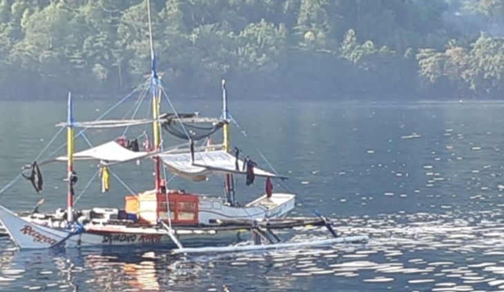 Kapal berbendera Filipina yang ditangkap oleh petugas KKP. ANTARA/HO-Kementerian Kelautan dan Perikanan)