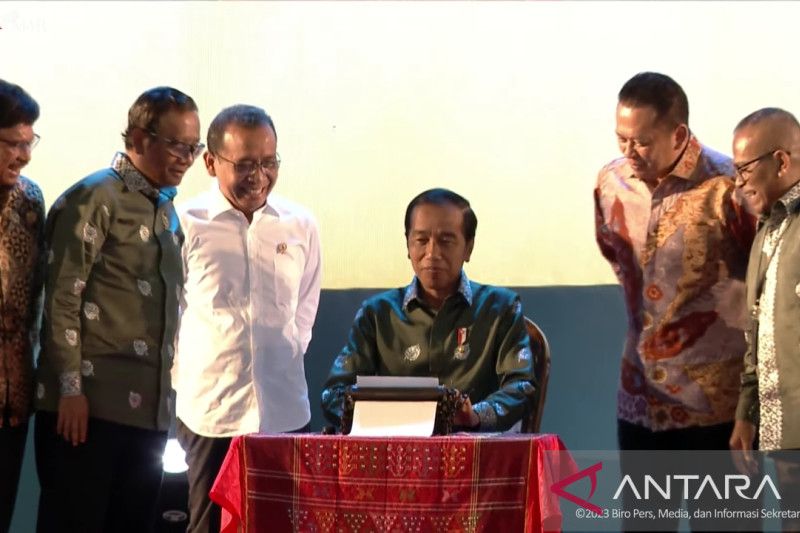 Presiden Joko Widodo mengetikkan tulisan HPN menggunakan mesin ketik tua, saat menghadiri acara Puncak Peringatan Hari Pers Nasional (HPN) 2023, di Deli Serdang, Sumatra Utara, Kamis (9/2/2023). ANTARA/Rangga Pandu Asmara Jingga
