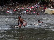 Mengintip Keseruan Anak-anak Bermain Air Aliran Sungai Ciliwung Jakarta