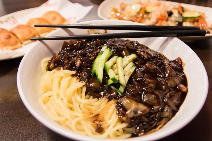 Jajangmyeon (Sumber: Hiexpat Korea)