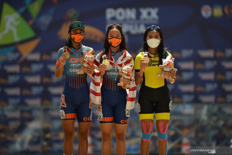 Atlet sepatu roda putri DKI Jakarta Naura Rahmadija (tengah) dan Farah Amalia (kiri) serta atlet sepatu roda putri Jawa Barat Fathiyya Luh Nik (kanan) berfoto bersama saat upacara pengalungan medali usai Sprint 500 M+D putri PON Papua di Arena Klemen Tinal Roller Sport, Kota Jayapura, Papua, Rabu (29/9/2021) ANTARA FOTO/Fauzan/wsj.