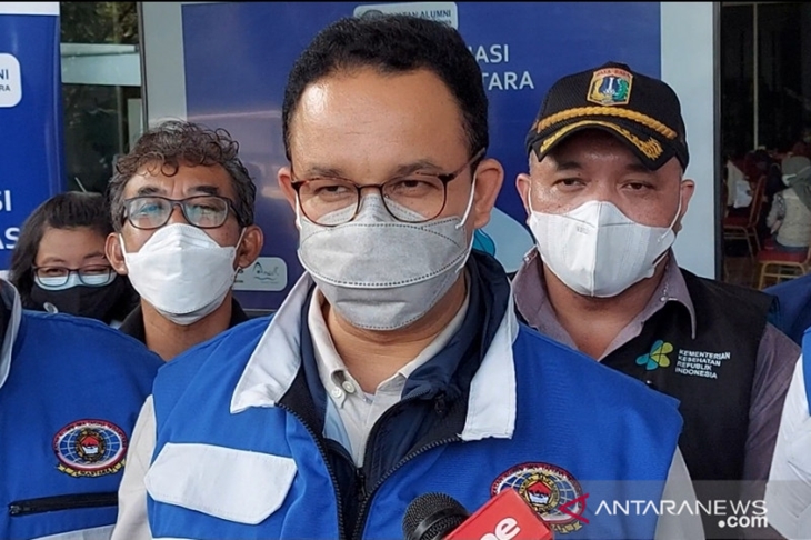 Gubernur DKI Jakarta Anies Baswedan didampingi Kepala Suku Dinas Kesehatan Jakarta Utara dr Yudi Dimyati saat ditemui di Sentra Vaksinasi Kolaborasi Ikatan Alumni SMA Taruna Nusantara (IKASTARA) di Ancol Beach City (ABC) Mall, Pantai Carnaval, Jakarta Utara, Sabtu (7/8/2021). ANTARA/Abdu Faisal)