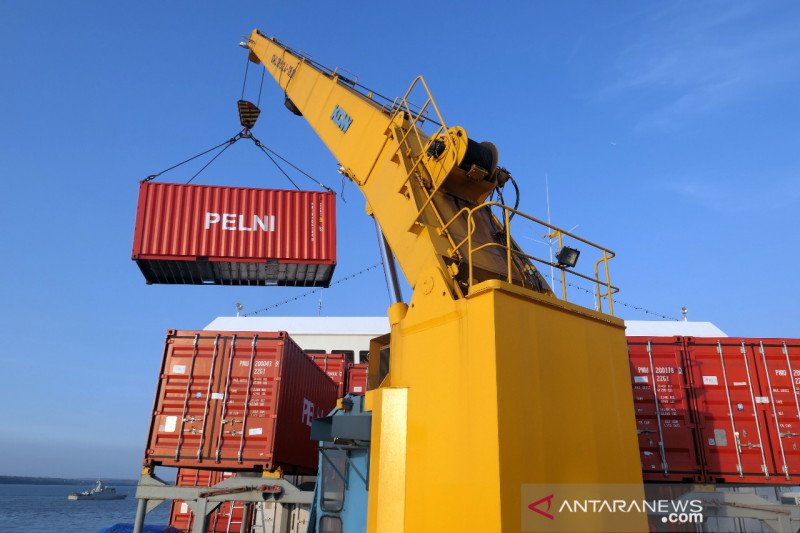 Bongkar muat barang.( Foto: Antara).