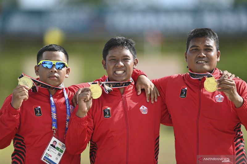 Atlet panahan putra DKI Jakarta Agus Muliyono (kanan), Richard Maulana Irfan (kiri) dan RM Muhammad Rizqi Kusuma W. (tengah) menunjukkan medali emas panahan nomor recurve putra beregu PON Papua di Lapangan Kampung Harapan, Sentani, Kabupaten Jayapura, Papua, Selasa (5/10/2021). Tim panahan recurve putra DKI jakarta berhasil meraih medali emas, disusul tim panahan recurve putra Jawa Barat dan tim panahan recurve putra D.I Yogyakarta meraih medali perunggu. ANTARA FOTO/M Risyal Hidayat/wsj.
