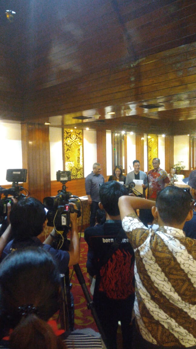 Para panelis dan moderator debat capres menandatangani pakta integritas. (MP/Fadli)