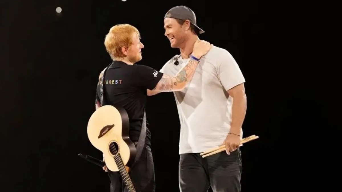 Chris Hemsworth Main Drum saat Konser Ed Sheeran di Rumania