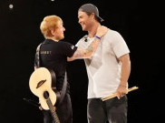 Chris Hemsworth Main Drum saat Konser Ed Sheeran di Rumania
